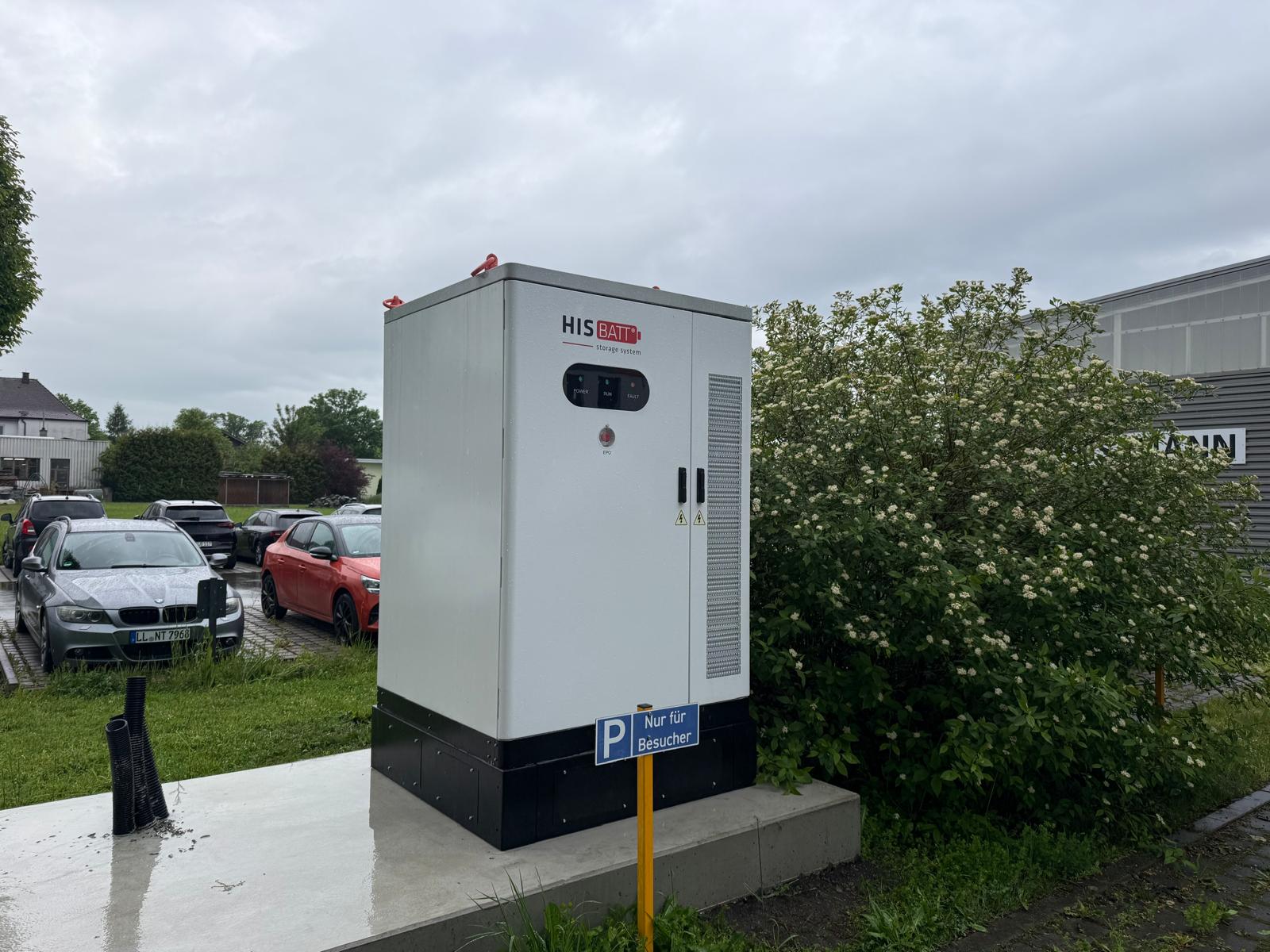 Installierter HISbatt Batteriespeicher auf einem Gewerbestandort in Deutschland