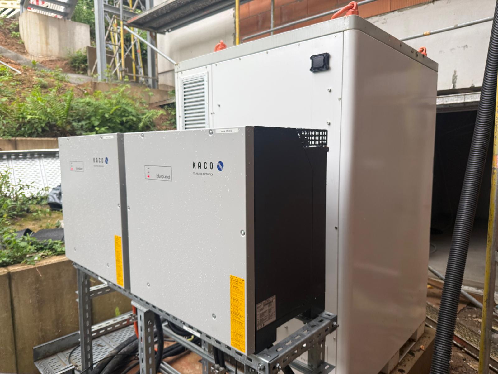 HISbatt Batterieschrank mit KACO Wechselrichtern an einem Industriestandort in Deutschland