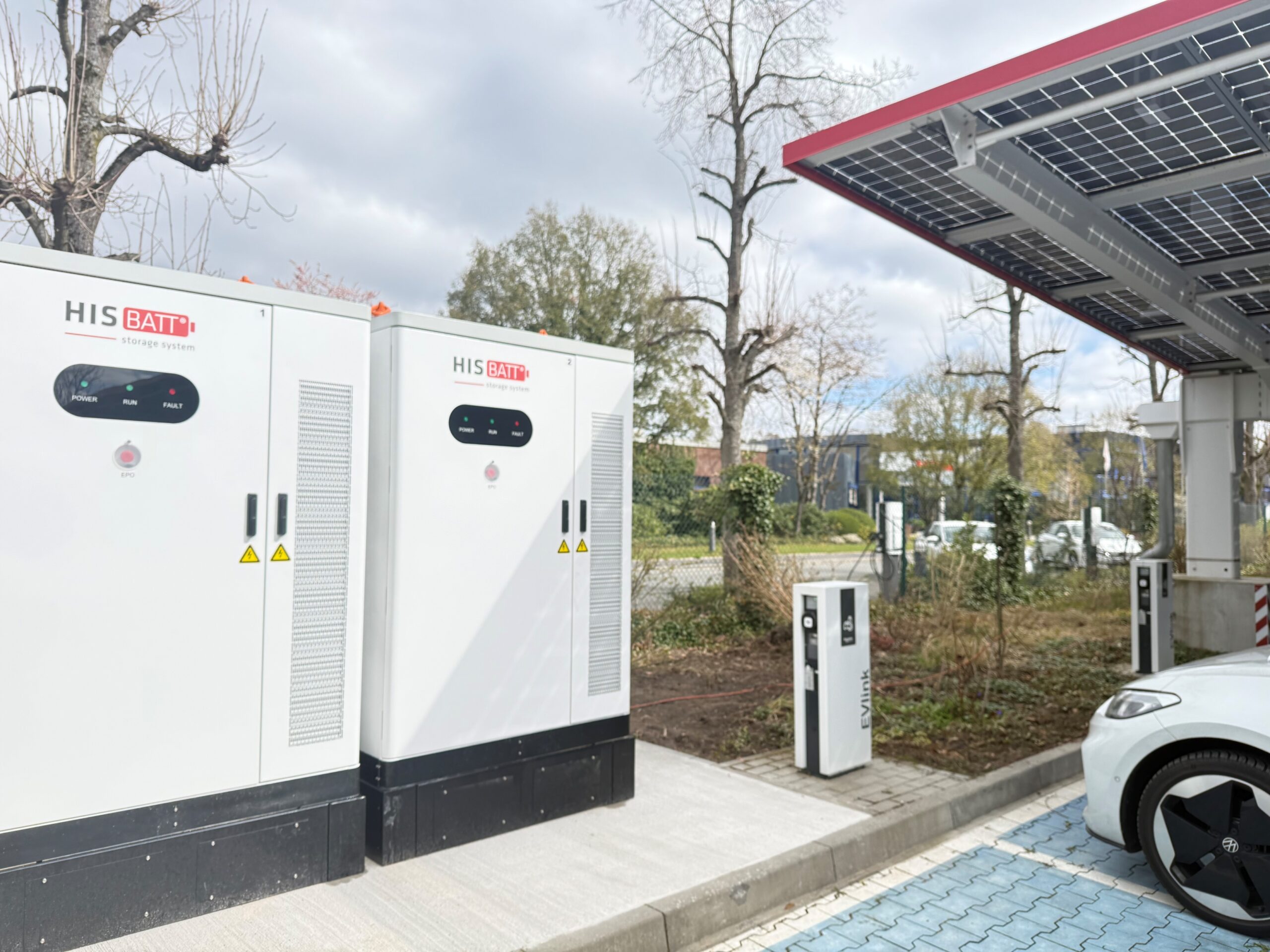 Zwei HISbatt Batteriespeicher neben Ladeinfrastruktur in Deutschland